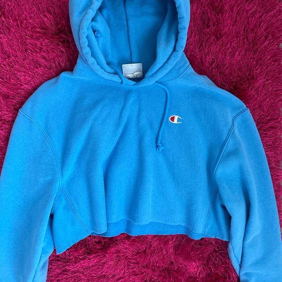 Champion Tops - Blue cropped champions sweatshirt